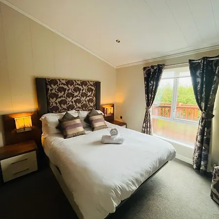 Long Meadow With Hot Tub Apartment